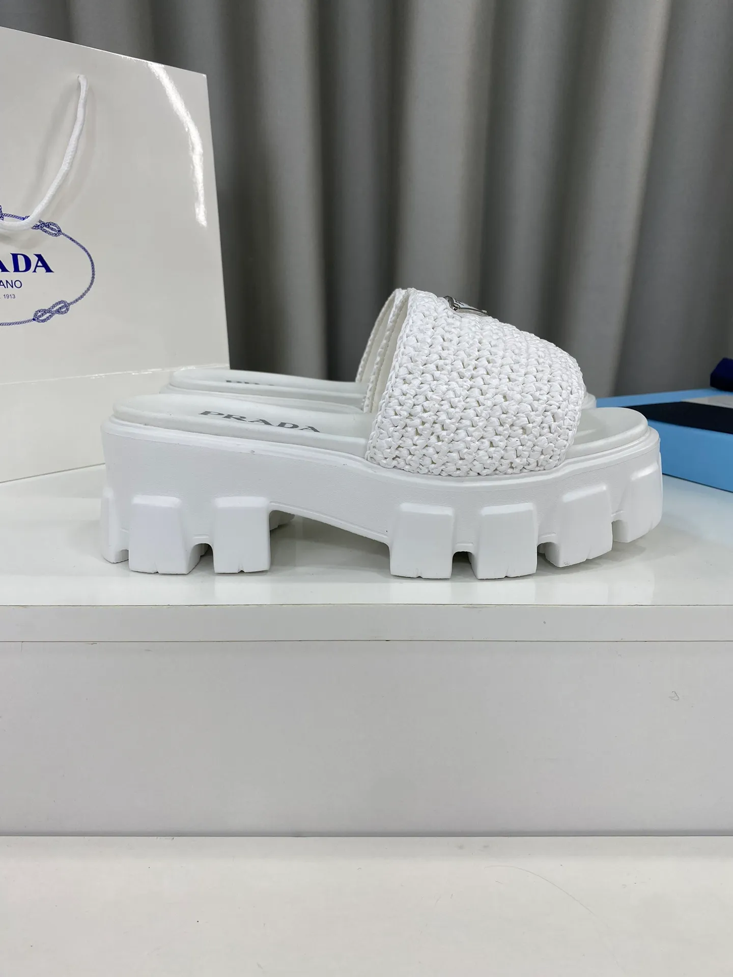 💕💕Factory direct selling price p460💕💕 Prada's latest tooth-woven thick-soled triangle buckle slippers☑️ Latest environmentally friendly PP material, fully handmade crochet, just like knitting sweaters, slow work and meticulous work, retro fashionable thick-soled shoes, with rubber uppers, making the whole pair of shoes light and comfortable. Bright colors, a variety of choices to meet the needs of fashionable people with different styles! The iconic metal triangle logo is paired with the shape of ancient beach slippers. Every design element is fashionable! Size: Women's 35-39 (34, 40, custom-made, non-returnable) Full set of counter original packaging
